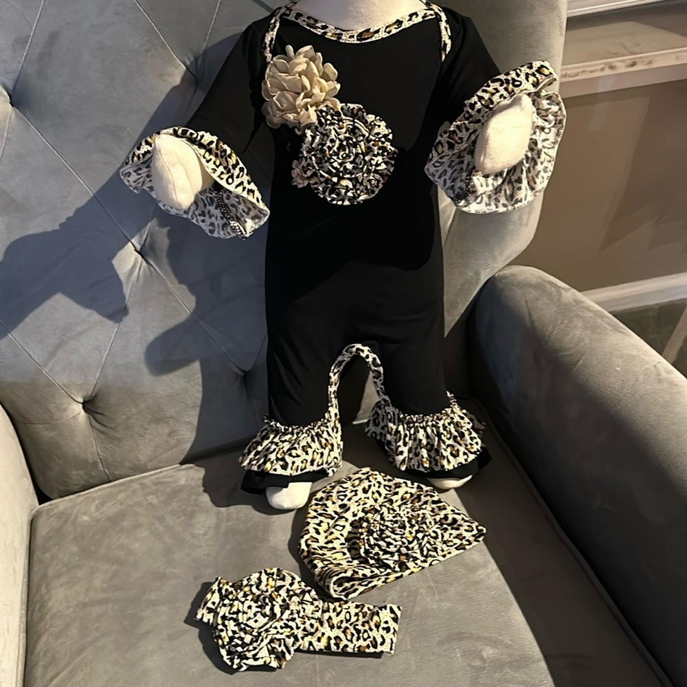 NWOT Posh Baby Blooms Boutique 3 pieces Outfit Size 0-3 months